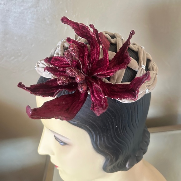 SINGULAR  1940s\' TAUPE VELOUR CAP IN LATTICE WORK + MAROON  FABRIC \